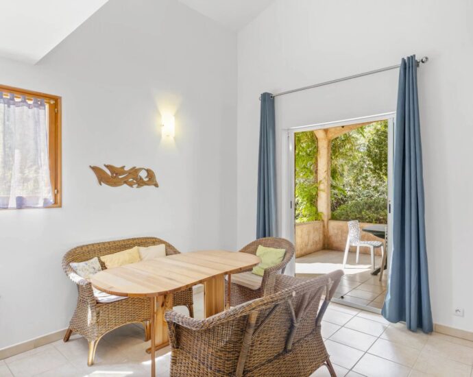 Sainte-Lucie de Porto-Vecchio, Propriété avec 3 maisons, piscine, proche fleuve et plage de Pinarello