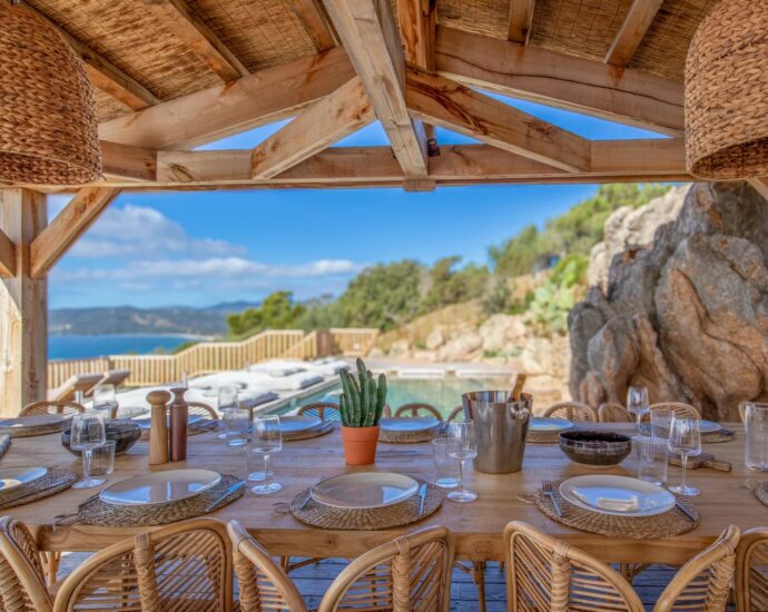 Olmeto, Villa contemporaine, vue mer et montagnes, 6 chambres,  piscine, proche plage