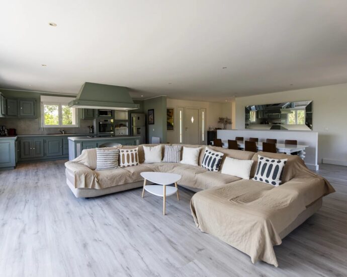 Sainte-Lucie de Porto-Vecchio, 8-Bedroom Villa, Pool, Sea View, Close to the Beach