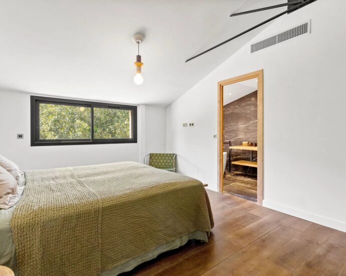 Bonifacio, contemporary villa, close to the beach and town center.