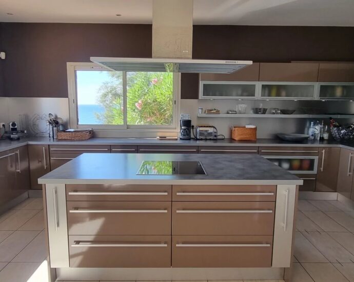 Pinarello, villa, 4 chambres, piscine, pied dans l’eau, vue mer