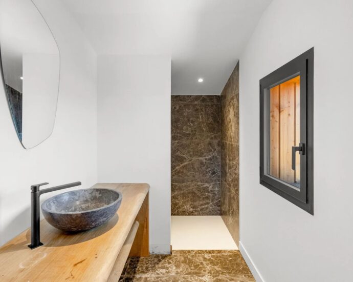 Bonifacio, contemporary villa, close to the beach and town center.