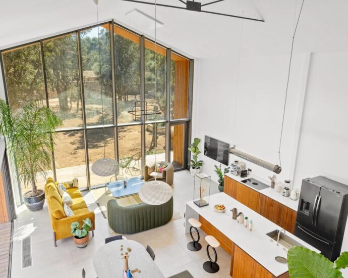 Bonifacio, contemporary villa, close to the beach and town center.