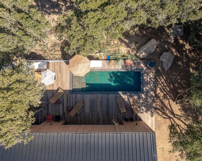 Bonifacio, contemporary villa, close to the beach and town center.