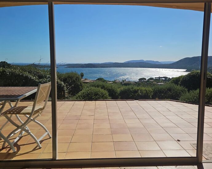 Sainte-Lucie de Porto-vecchio, Cavallone, architect-designed villa, 4 bedrooms, pool, sauna, panoramic sea view, close to the beach