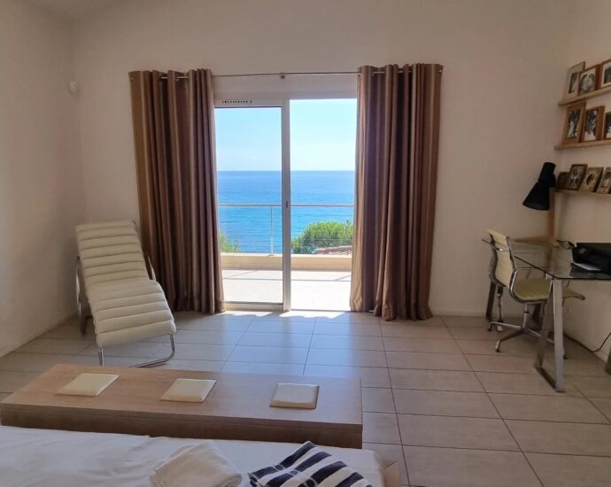 Pinarello, villa, 4 chambres, piscine, pied dans l’eau, vue mer