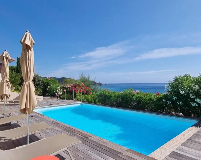 Pinarello, villa, 4 chambres, piscine, pied dans l’eau, vue mer