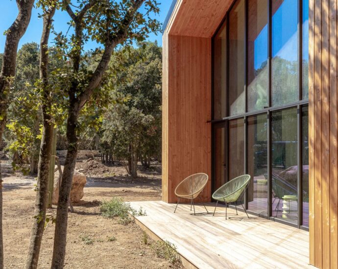 Bonifacio, contemporary villa, close to the beach and town center.