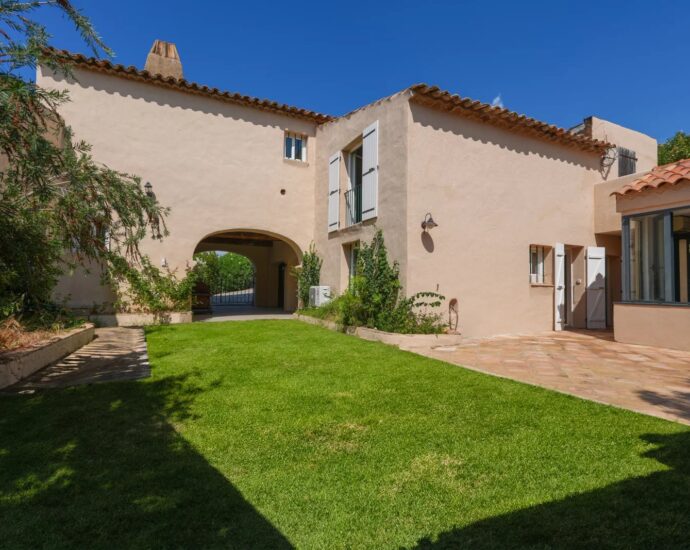 South Shore Ajaccio, Porticcio, Bastide-Style Villa, 6 bedrooms, Panoramic sea view, Walking distance to beaches