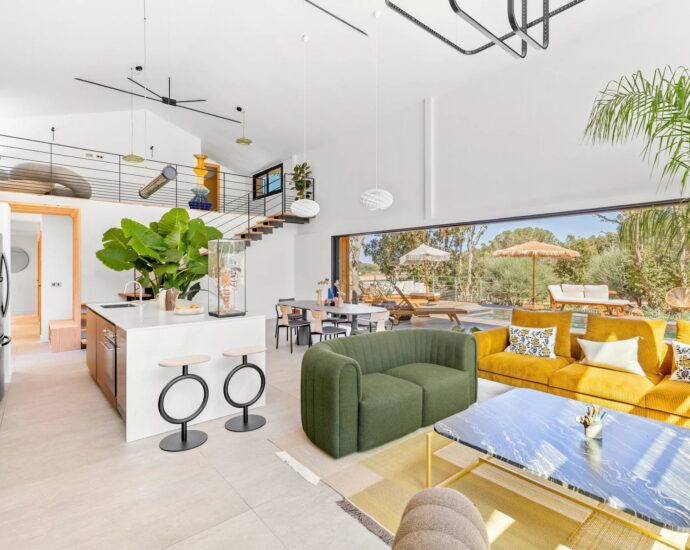 Bonifacio, contemporary villa, close to the beach and town center.