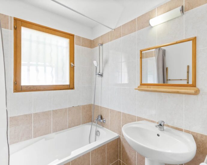 Sainte-Lucie de Porto-Vecchio, Propriété avec 3 maisons, piscine, proche fleuve et plage de Pinarello