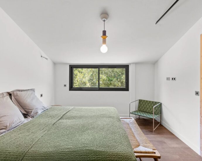 Bonifacio, contemporary villa, close to the beach and town center.