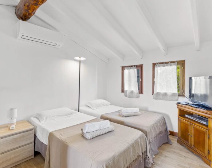 Sainte-Lucie de Porto-Vecchio, Propriété avec 3 maisons, piscine, proche fleuve et plage de Pinarello