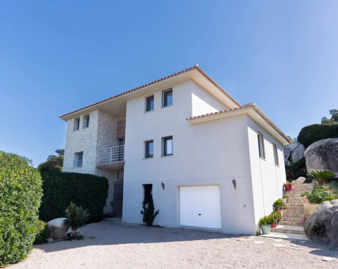 Trinité de Porto-Vecchio, Villa contemporaine composée de 2 appartements, 6 chambres, vue dégagée, piscine, proche plage