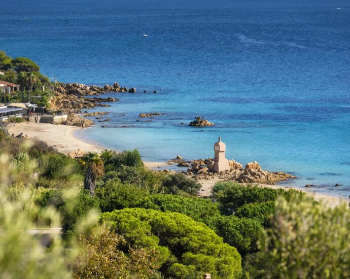 Exclusivité, Ajaccio, villa 6 chambres, piscine à débordement, maison de gardien, vue mer panoramique, plage à pied