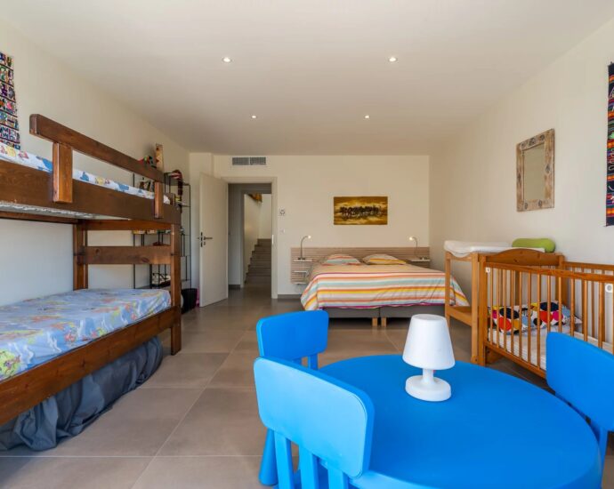 Lumio, Villa d’architecte, 6 chambres, vue mer panoramique, piscine chauffée, proche des plages