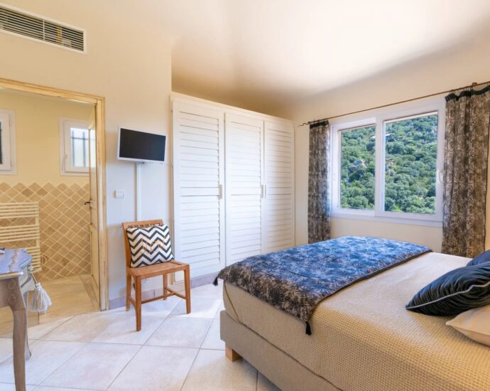 Palombaggia, 5 bedroom villa, swimming pool, sea and mountain views