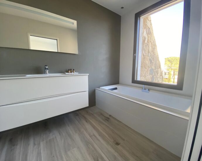 Villata, 5 bedroom semi-detached villa with pool and sea view, RL309 Villata