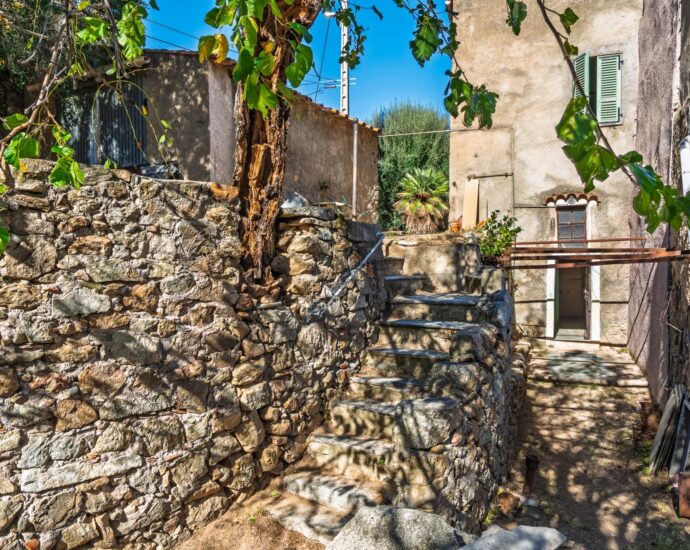 Exclusivity, Balagne, Occhiatana, Manor House to Renovate, 12 Rooms, Outbuilding, Mountain Views, Close to L’Île-Rousse and the Beaches