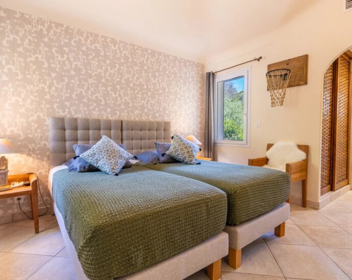 Palombaggia, 5 bedroom villa, swimming pool, sea and mountain views