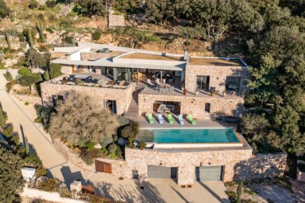 Lumio, Villa d’architecte, 6 chambres, vue mer panoramique, piscine chauffée, proche des plages