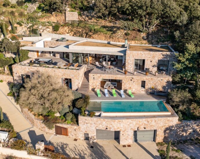 Lumio, Villa d’architecte, 6 chambres, vue mer panoramique, piscine chauffée, proche des plages