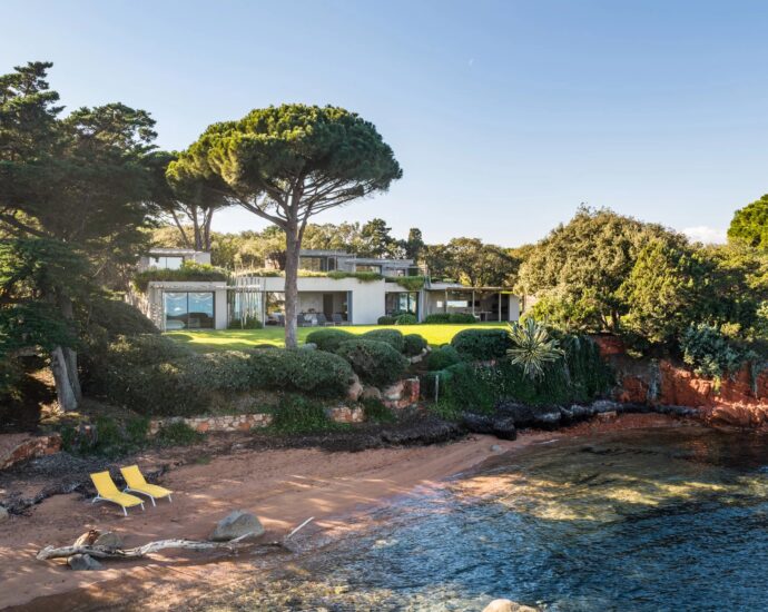Exclusivity, Exceptional waterfront property, Rare opportunity, Porto-Vecchio, Domaine de Cala Rossa, 7-bedroom, 7 bathroom villa with pool