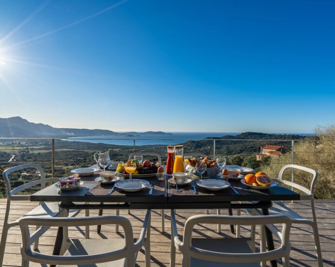 Lumio, Villa d’architecte, 6 chambres, vue mer panoramique, piscine chauffée, proche des plages