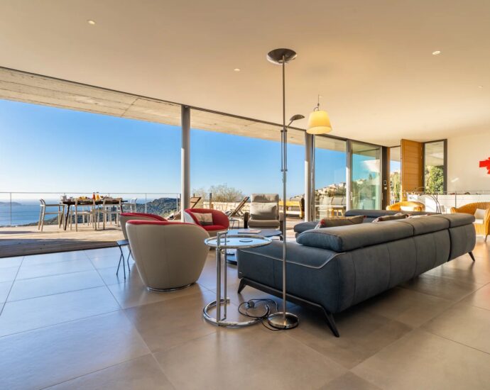 Lumio, Villa d’architecte, 6 chambres, vue mer panoramique, piscine chauffée, proche des plages