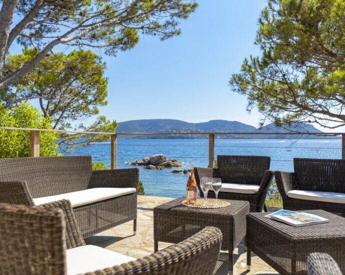 Porto Vecchio, Domaine de Cala Rossa, 5 chambres, vue mer et pied dans l’eau, Villa Mare