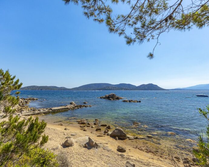 Porto Vecchio, Domaine de Cala Rossa, 5 chambres, vue mer et pied dans l’eau, Villa Mare