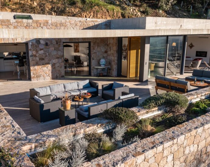 Lumio, Villa d’architecte, 6 chambres, vue mer panoramique, piscine chauffée, proche des plages