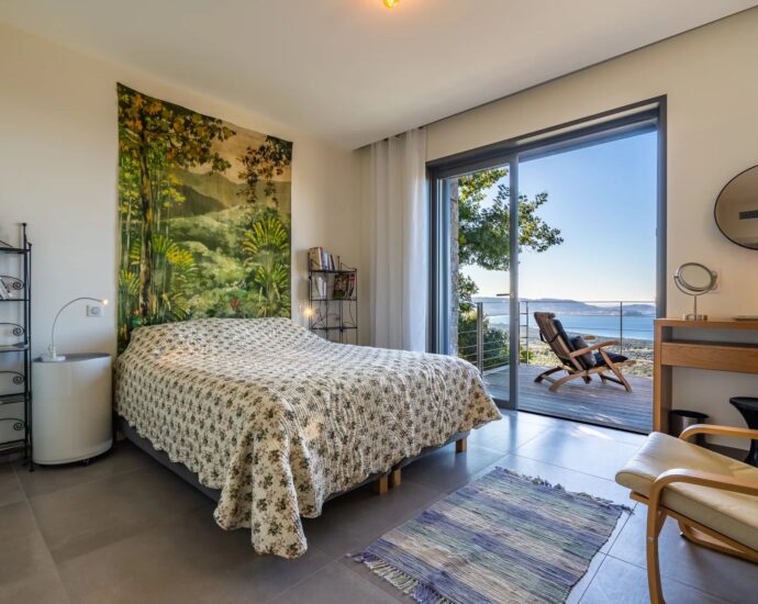 Lumio, Villa d’architecte, 6 chambres, vue mer panoramique, piscine chauffée, proche des plages