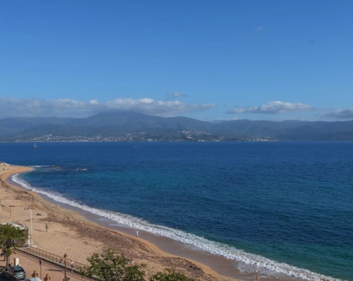 Exclusivité, Ajaccio, Penthouse, 4 chambres, vue mer panoramique, plage à pied