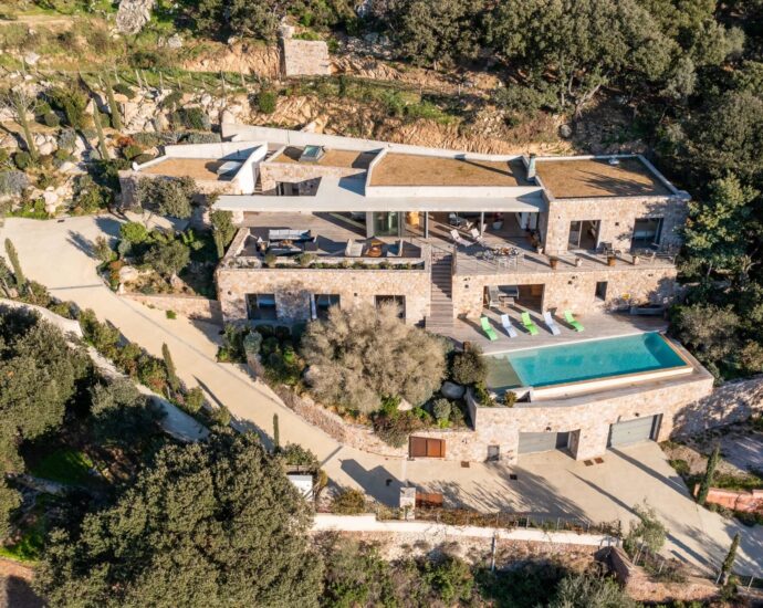 Lumio, Villa d’architecte, 6 chambres, vue mer panoramique, piscine chauffée, proche des plages