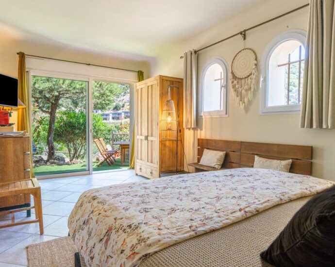 Palombaggia, 5 bedroom villa, swimming pool, sea and mountain views