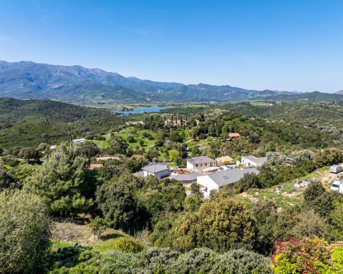 Oletta, architect-designed villa, 5 bedrooms, swimming pool, panoramic sea and mountain views, close to the beach