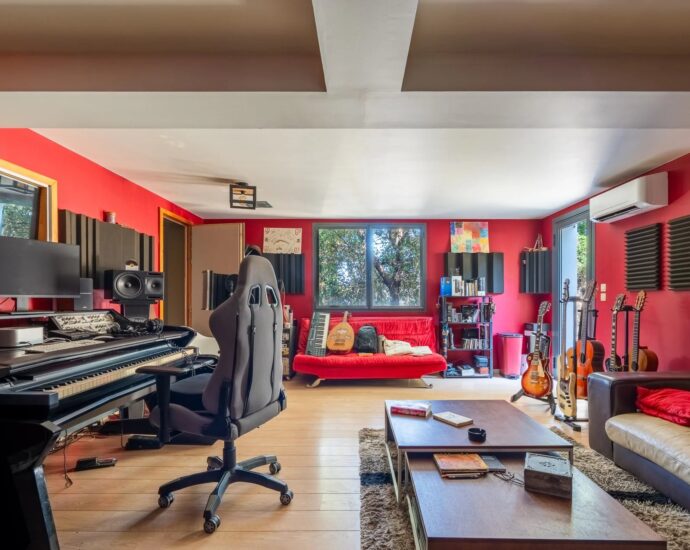 Oletta, architect-designed villa, 5 bedrooms, swimming pool, panoramic sea and mountain views, close to the beach