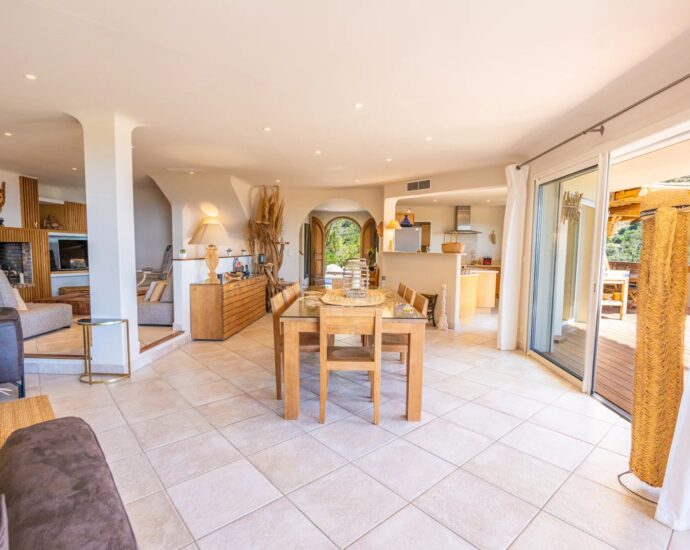 Palombaggia, 5 bedroom villa, swimming pool, sea and mountain views