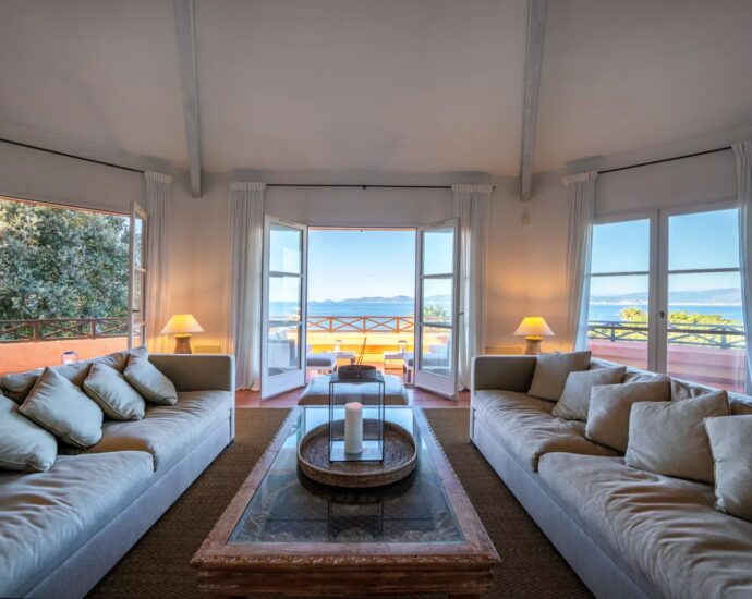 Coti-Chiavari – Property located on the Castagna Peninsula with a 6-bedroom villa and panoramic sea views