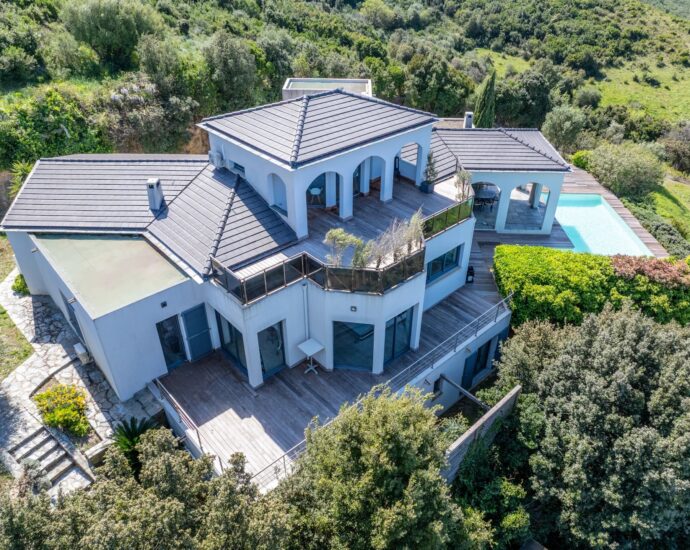 Oletta, architect-designed villa, 5 bedrooms, swimming pool, panoramic sea and mountain views, close to the beach