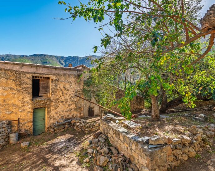 Exclusivity, Balagne, Occhiatana, Manor House to Renovate, 12 Rooms, Outbuilding, Mountain Views, Close to L’Île-Rousse and the Beaches