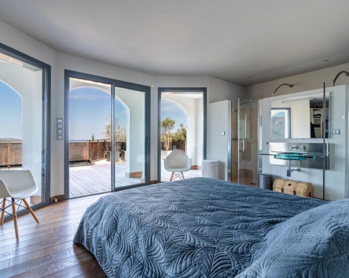 Oletta, architect-designed villa, 5 bedrooms, swimming pool, panoramic sea and mountain views, close to the beach