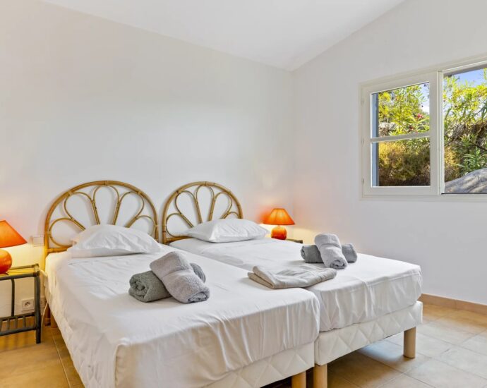 Porto Vecchio, Domaine de Cala Rossa, 5 chambres, vue mer et pied dans l’eau, Villa Mare