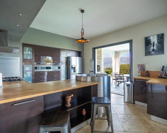 Oletta, architect-designed villa, 5 bedrooms, swimming pool, panoramic sea and mountain views, close to the beach