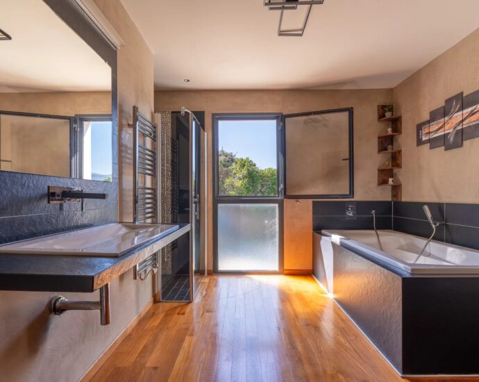 Oletta, architect-designed villa, 5 bedrooms, swimming pool, panoramic sea and mountain views, close to the beach