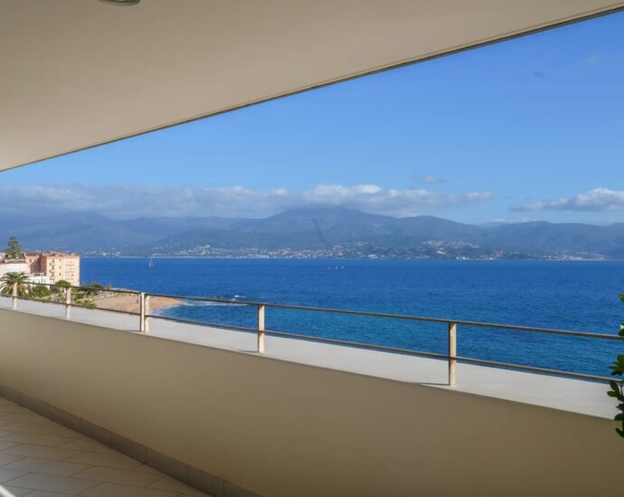 Exclusivité, Ajaccio, Penthouse, 4 chambres, vue mer panoramique, plage à pied