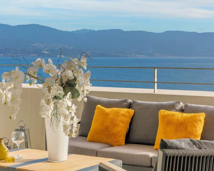 Exclusivité, Ajaccio, Penthouse, 4 chambres, vue mer panoramique, plage à pied