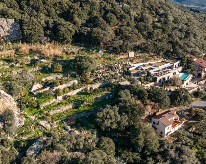 Lumio, Villa d’architecte, 6 chambres, vue mer panoramique, piscine chauffée, proche des plages