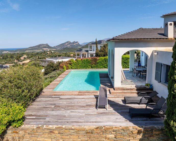 Oletta, architect-designed villa, 5 bedrooms, swimming pool, panoramic sea and mountain views, close to the beach